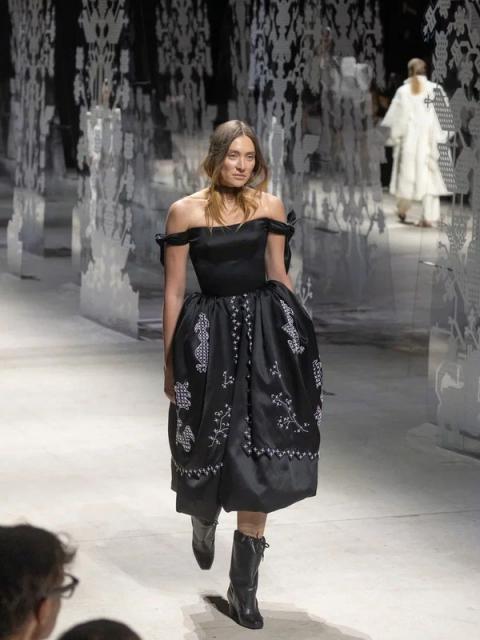 Коллекция Alena Akhmadullina «Приданое» на Московской неделе моды (110797-alena-akhmadullina-ss-04.jpg)