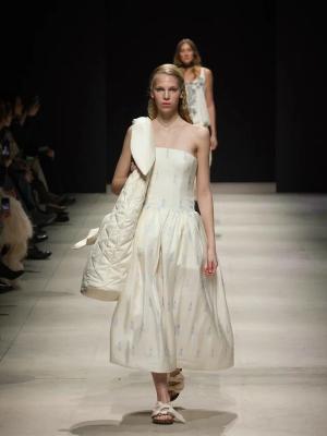 Коллекция Alena Akhmadullina «Приданое» на Московской неделе моды (110797-alena-akhmadullina-ss-07.jpg)