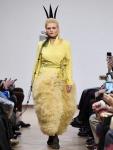 В рамках Московской недели моды бренд Lala Talyshkhanova представил вечернюю коллекцию одежды и аксессуаров, вдохновленную эстетикой конструктивизма. В центре внимания – архитектурные силуэты, ручная работа и модульность, позволяющая адаптировать образы под разные сценарии.