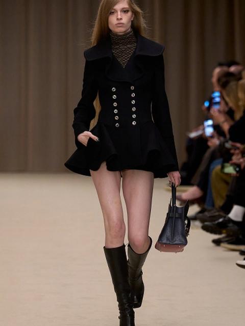 Коллекция Alexander McQueen осень-зима 2026 (110960-alexander-mcqueen-fw-01.jpg) Коллекция Alexander McQueen осень-зима 2026 (110960-alexander-mcqueen-fw-01.jpg)