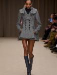 Бренд Alexander McQueen представил коллекцию осень-зима 2026, выстроенную на контрасте внутреннего напряжения и внешней сдержанности. Точный крой, деконструкция и смещенные пропорции формируют современный силуэт, в котором архивные коды бренда получают новое, более лаконичное звучание.