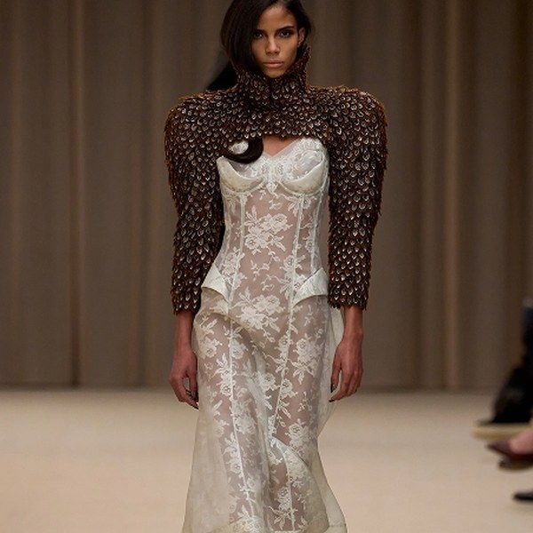 Коллекция Alexander McQueen осень-зима 2026 (110960-alexander-mcqueen-fw-s.jpg) Коллекция Alexander McQueen осень-зима 2026 (110960-alexander-mcqueen-fw-s.jpg)