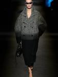 Бренд Balenciaga представил коллекцию осень-зима 2026, продолжая исследовать границы между повседневностью и концептуальной модой. Деконструкция, игра с пропорциями и гиперболизированные силуэты переосмысляют базовый гардероб, превращая привычные вещи в выразительное визуальное высказывание.