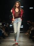 Бренд Isabel Marant представил коллекцию осень-зима 2026, сохранив фирменную эстетику непринужденного парижского шика. Расслабленные силуэты, многослойность и сочетание легких и плотных фактур формируют динамичные образы с акцентом на комфорт и естественность. Богемные мотивы и продуманные детали придают коллекции современное и выразительное звучание.