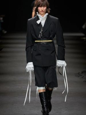 Коллекция Ann Demeulemeester осень-зима 2026 (111042-ann-demeulemeester-01.jpg)