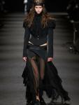 Новая коллекция Ann Demeulemeester осень-зима 2026 является эмоциональным высказыванием о юности, бунте и внутренней свободе. Под руководством креативного директора Стефано Галличи бренд обращается к своим культовым кодам – поэтичной готике, рок-н-ролльной эстетике и деконструкции.