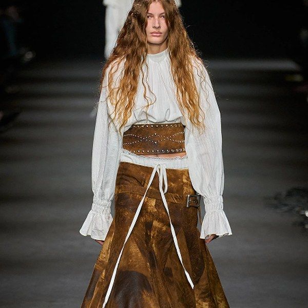 Коллекция Ann Demeulemeester осень-зима 2026 (111042-ann-demeulemeester-s.jpg) Коллекция Ann Demeulemeester осень-зима 2026 (111042-ann-demeulemeester-s.jpg)