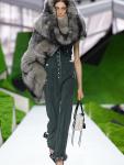 Коллекция Louis Vuitton осень-зима 2026 выстраивается вокруг сложной архитектуры силуэта, где объемные плечи и вытянутые линии формируют выразительную основу образа. Акцент на талии сочетается со свободой движения, а многослойные комбинации – платья поверх брюк и жакеты с наслоениями тканей – создают ощущение динамики и современной трансформации.