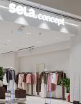 Бренд Sela, входящий в портфель Melon Fashion Group, открыл премиальное пространство – концепт-стор, объединяющий Sela Premium, Sela Home и Vigge Cafe. В московском ТРЦ «Авиапарк» открылось концептуальное пространстве Sela, воплощающее премиальное направление бренда. На одной площадке начали работу сразу три точки притяжения: линейка Sela Premium, товары для дома Sela Home и обновленное Vigge Cafe.