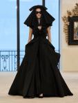 Коллекция Chanel Resort 2027 возвращает бренд к его истокам, но делает это через язык современности. Текучие ткани, облегченный твид, морские мотивы и почти невесомые силуэты формируют гардероб, в котором движение становится главным элементом. Это не просто курортная коллекция, а размышление о том, какой может быть элегантность сегодня – легкой, гибкой и лишенной избыточности.