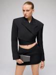 Коллекция Karl Lagerfeld SS-2026 вдохновлена Лазурным побережьем и атмосферой Средиземноморья. Она передает ощущение света, свободы и расслабленной роскоши через чистые линии, легкие ткани и четкие силуэты. В основе коллекции – костюмы свободного кроя, платья, жакеты, брюки, рубашки и топы с обновленными пропорциями.