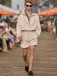 Мужская коллекция Zegna весна-лето 2027 стала еще одним подтверждением курса Алессандро Сартори на переосмысление современного мужского гардероба. Дизайнер продолжает исследовать пространство между классическим портновским искусством и актуальной повседневной одеждой, создавая вещи, которые сохраняют традиционное качество бренда, но отвечают запросам нового поколения мужчин.