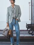 Etro представил коллекцию весна-лето 2027 под названием Extraordinary Journeys («Необыкновенные путешествия»), вдохновленную темой странствий и богатым архивом модного дома. В линейке соединились свободный крой, легкие костюмы, рубашки и плащи с фирменными узорами пейсли, архивными принтами и мотивами мадраса.