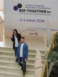2-4 июня 2026 года в московском отеле «Radisson Славянская» состоялась XXI международная выставка по аутсорсингу для лёгкой промышленности Bee-Together, организованная медиахолдингом PROfashion и Русской ассоциацией участников фешен-индустрии (РАФИ).