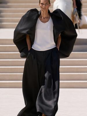 Коллекция Balenciaga Couture осень-зима 2026/27 (112320-balenciaga-couture-fw-03.jpg)