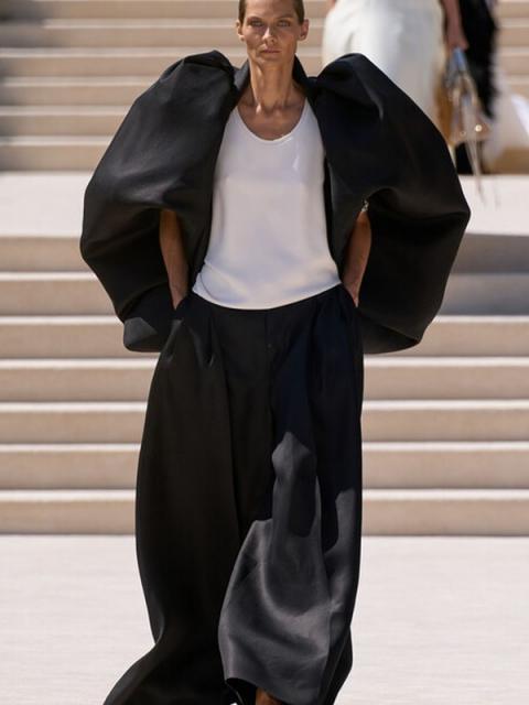 Коллекция Balenciaga Couture осень-зима 2026/27 (112320-balenciaga-couture-fw-03.jpg)