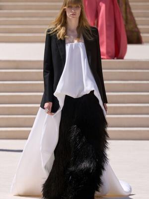 Коллекция Balenciaga Couture осень-зима 2026/27 (112320-balenciaga-couture-fw-04.jpg)