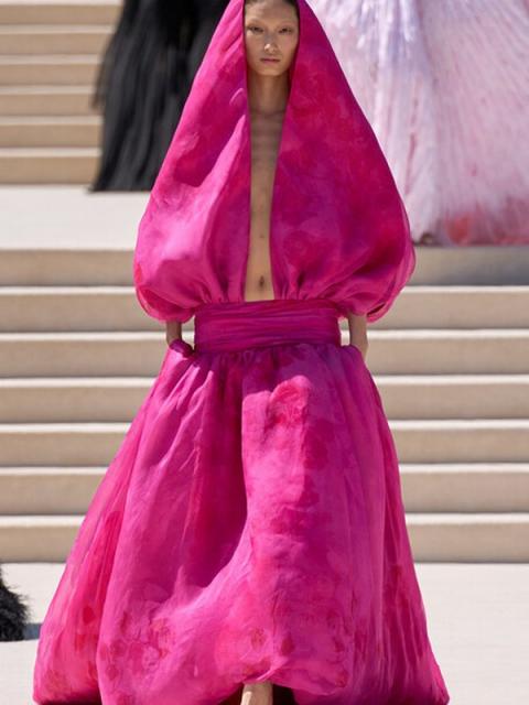 Коллекция Balenciaga Couture осень-зима 2026/27 (112320-balenciaga-couture-fw-13.jpg) Коллекция Balenciaga Couture осень-зима 2026/27 (112320-balenciaga-couture-fw-13.jpg)