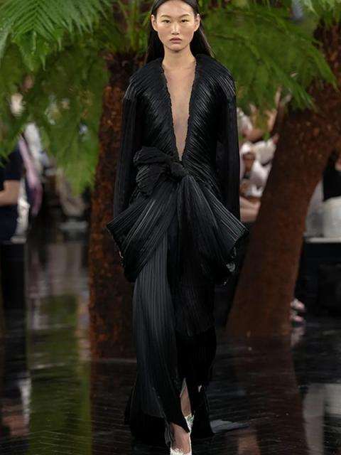 Коллекция Christian Dior Couture осень-зима 2026/27 (112336-dior-couture-fw-01.jpg) Коллекция Christian Dior Couture осень-зима 2026/27 (112336-dior-couture-fw-01.jpg)