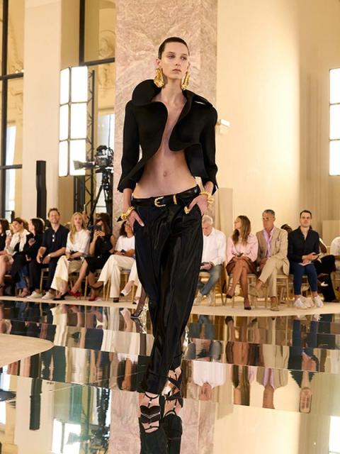 Коллекция Schiaparelli Couture осень-зима 2026/27 (112465-schiaparelli-couture-02.jpg)