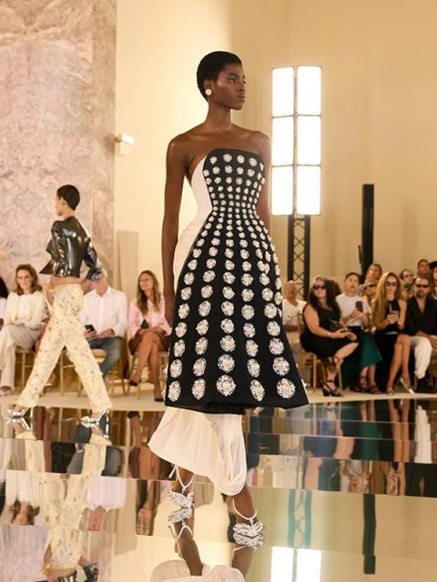 Коллекция Schiaparelli Couture осень-зима 2026/27 (112465-schiaparelli-couture-05.jpg) Коллекция Schiaparelli Couture осень-зима 2026/27 (112465-schiaparelli-couture-05.jpg)
