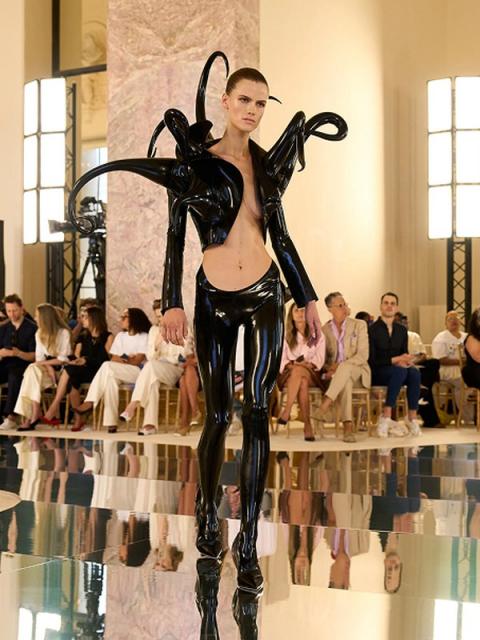 Коллекция Schiaparelli Couture осень-зима 2026/27 (112465-schiaparelli-couture-b.jpg)