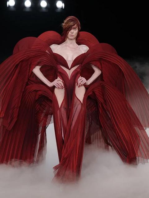 Коллекция Iris Van Herpen Couture осень-зима 2026/27 (112479-iris-van-herpen-10.jpg) Коллекция Iris Van Herpen Couture осень-зима 2026/27 (112479-iris-van-herpen-10.jpg)