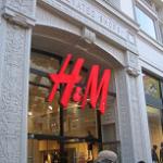 На российский одежный рынок выходит один из крупнейших мировых ритейлеров – шведская компания Hennes&Mauritz начнет свою деятельность в Москве с открытия магазина в торгово-развлекательном центре «Охотный ряд». По информации «Ъ», открытие магазина намечено на вторую половину 2008 году. Параллельно с подготовкой дебютного российского проекта Hennes&Mauritz будет заниматься поиском подходящих площадей для новых магазинов в стоящихся комплексах. Скорее всего, в первое время H&M будет развиваться в Москве и Санкт-Петербурге. Источники из руководства «Охотного ряда» информацию о сдачи помещения в аренду шведской компании подтверждают. Речь идет о 3.5 тысячах кв.м. на верхнем и среднем уровнях комплекса.