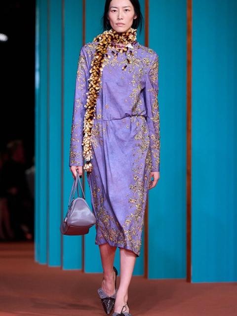 Коллекция Tory Burch весна-лето 2027 (113022-tory-burch-ss-01.jpg) Коллекция Tory Burch весна-лето 2027 (113022-tory-burch-ss-01.jpg)