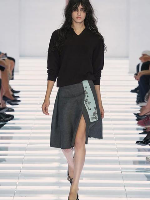 Коллекция Prada весна-лето 2027 (113104-prada-ss-03.jpg)