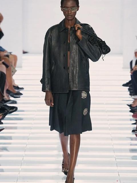 Коллекция Prada весна-лето 2027 (113104-prada-ss-05.jpg)