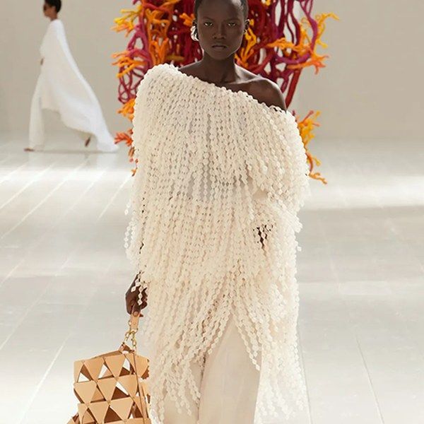 Коллекция Balenciaga весна-лето 2027 (113451-balenciaga-ss-s.jpg) Коллекция Balenciaga весна-лето 2027 (113451-balenciaga-ss-s.jpg)