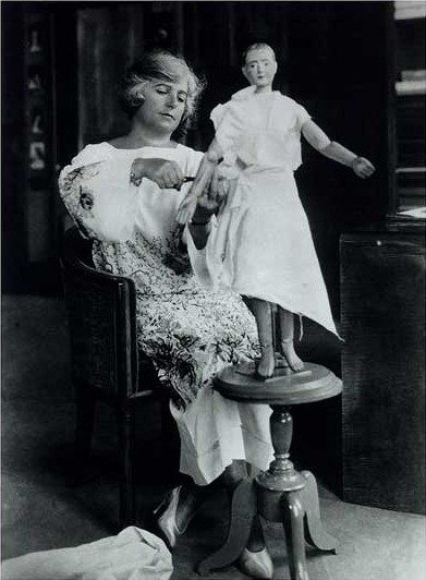 Мадлен Вионне в своей студии (1920)