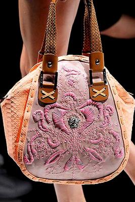Versace и Prada: модные сумки весна-лето 2010   (17690.Sumki_.01.jpg)