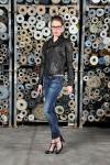 Итальянский молодежный бренд Diesel выпустил новую джинсовую коллекцию для мужчин и женщин, а также линейку сумок, которая выполнена в стилистике коллекции.