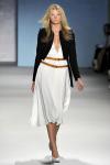 Дизайнер Derek Lam представил на Неделе моды в Нью-Йорке новую коллекцию женской одежды сезона весна 2011, концепция которой выстроена на сочетании вестерна и гламура 70-х годов. В коллекции доминирует белый цвет, а вместо черного модельер предложил темно-синие джинсовые оттенки.