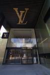 Французский производитель предметов роскоши Moet Hennessy Louis Vuitton SA (LVMH) закрыл сделку по приобретению 17,1% акций компании Hermes International –  производителя кожаных аксессуаров класса люкс. Сумма сделки составила 1,45 миллиарда евро.