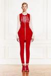 Знаменитый бренд Givenchy представил круизную коллекцию одежды весна-лето 2011, воплотившую в себе «взгляд в прошлое», и новую линейку солнцезащитных очков.