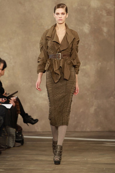 Женские коллекции Donna Karan и Celine Pre-fall 2011 (23332.Donna_.Karan_.Phoebe.Philo_.08.jpg)