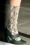 На Миланской неделе моды Prada представила обувь и сумки сезона осень-зима 2011-2012, выполненные с «оглядкой» на выпущенную коллекцию одежды. Главным трендом обувной линейки стали необычные сапоги, а коллекция сумок оказалась более разнообразной и рассчитанной как на любительниц деловых аксессуаров, так и на поклонниц вечерних клатчей.