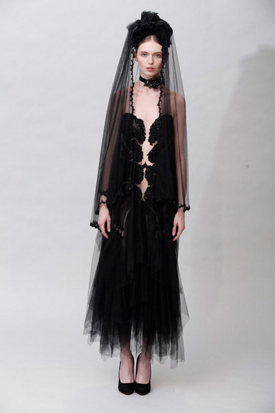 Коллекции вечерних и свадебных нарядов Marchesa FW 2011/12 (осень-зима) (24193.Marchesa.FW_.2011.12.03.jpg)