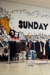 В торговом центре МЕГА Белая Дача начал работать Sunday Up Market Pop-Up Store, посетить который можно будет до 15 октября 2011 года. На протяжении месяца в крупнейшем торговом центре Москвы наряду с популярными мировыми брендами будут продаваться и коллекции российских дизайнеров.