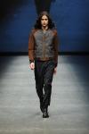 Первый официальный показ мужской коллекция Diesel Black Gold FW 2012, который прошел в рамках Milano Moda Uomo, возвращает поклонников бренда к его истокам, подчеркивая и выражая свободу души городского героя в стиле «милитари» с винтажным байкерским образом. Дизайнеры представили одежду с интересным переплетением стилей, выполненную из кожи, шерсти, денима и трикотажа.