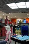 Магазины одежды британской сети Peacocks больше не будут работать в России и на Украине. Компания расторгла договор с российским дистрибьютором Maratex, который представлял сеть на украинском и российском рынках. Место Peacocks займет новый итальянский бренд OVS.