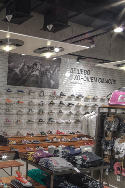 В Москве открылся флагманский магазин Converse (35036.Converse.Magazine.Atrium.Mega_.Himki_.01.jpg)