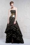 Очередная коллекция Alexander McQueen Resort 2013, созданная креативным директором бренда Сарой Бертон, стала еще одним образцом удачного соединения фирменного стиля марки и талантливой дизайнерской работы. В отличие от многих круизных линеек сезона, в которых доминировал строгий стиль, Бертон предпочла ретро-шик, утонченные силуэты и макси-длину.