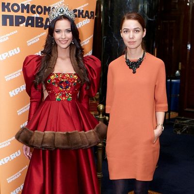 Алена Ахмадулина приготовила платье для российской претендентки на титул «МИСС ЗЕМЛЯ 2012» – Натальи Переверзевой     (36277.Nat