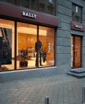 Полноценные коллекции швейцарского бренда Bally можно найти и в России – в московском ЦУМе и ДЛТ. Старт продаж отметили созданием временных инсталляций, которые тоже отражают концепцию Bally, повторяя дизайн флагманских магазинов, на которыми работало бюро Дэвида Чипперфильда.
