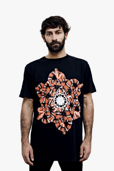 Дебютная коллекция футболок от Marcelo Burlon (38044.Marcelo.Burlon.Giorgio.Di_.Salvo_.Futbolci.08.jpg)