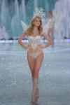 13 ноября в Нью-Йорке прошло VICTORIA’S SECRET FASHION SHOW 2013-2014, которое было одним из самых ожидаемых модных мероприятий. В этом грандиозном событии участвовали сорок лучших моделей. В новом показе они представили наряды, вдохновленные следующими темами:  «Кораблекрушение», «Снежные ангелы», «Парижские ночи», «Британское вторжение», коллекция Pink и «Райские птицы».